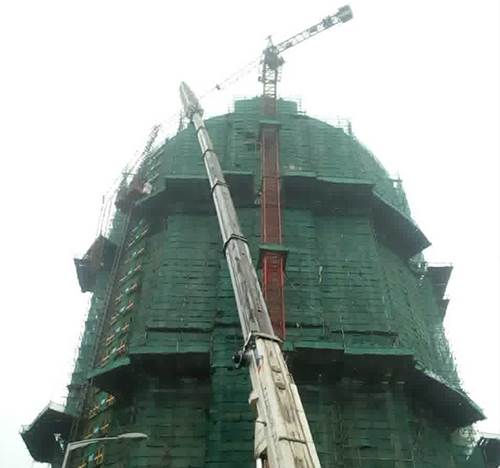 桐乡吊车在工地上作业